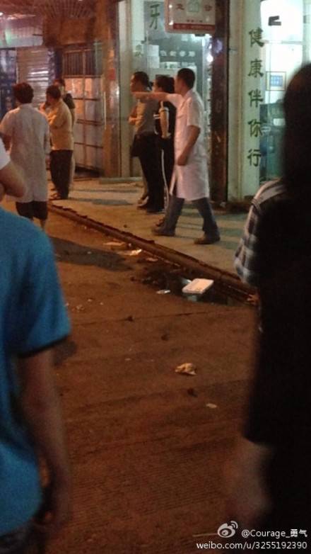 男女夫妻和男医生打起来了,女主人好像说医生打他,好像说什么针没扎准