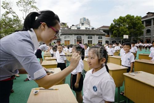 墨池小学一年级新生参加"开蒙礼"拜恩师 学写"人"_温都网 - 温州都市