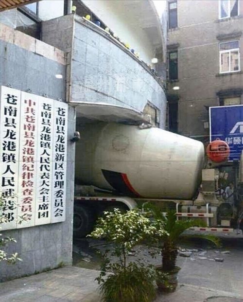 网友供图 昨天,一辆水泥搅拌车卡在龙港镇政府大门口,拱门上的大理石被刮落了一块。龙港镇宣传办主任李敏说,事故系院内施工车辆操作不慎所致。 李敏说,大院地面破损翻修施工,水泥车出入大院4米高的拱门时被卡。工人通过向车内注水,压低底盘,才顺利将车开出。据了解,拱门上方为该镇档案室办公场所。