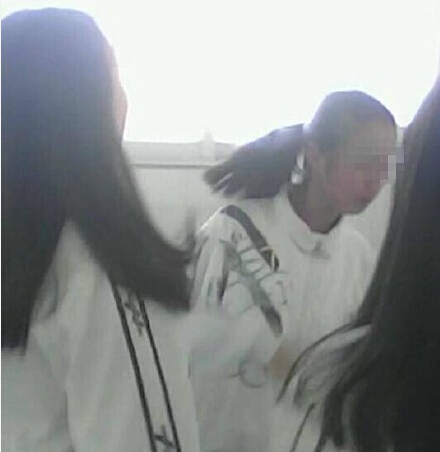女生被同学轮扇耳光不敢反抗