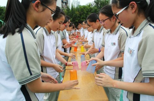 数百学生操场表演快闪杯子歌