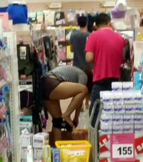 台湾大妈超市内当众试穿内裤