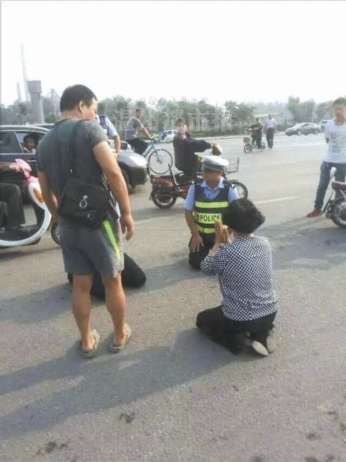 因儿子酒驾 母亲下跪交警"求放过"_温都网 温州都市报 温都就在你