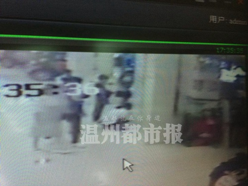 温州开太百货新馆一男童手被手扶电梯夹伤