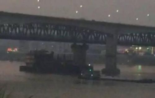一艘挖沙船撞击肇庆西江大桥