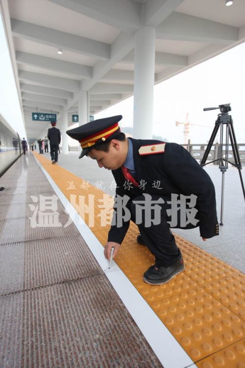 铁路工作人员正在地上画上记号，作为以后设立车厢地标的标记。