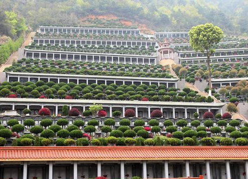 市民政局殡管处有关负责人介绍,骨灰堂,骨灰楼,骨灰塔以及地宫式的