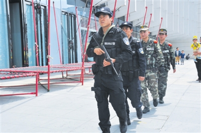 龙湾丨警察机动部队上街巡逻 队员都是精英中的精英