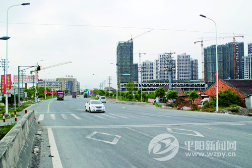 在靠近红绿灯路口时临时变线或压白色实线会不会被拍到罚款?