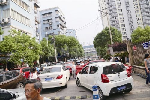 居民抱怨小区门口乱停车 交警部门下周将集中整治