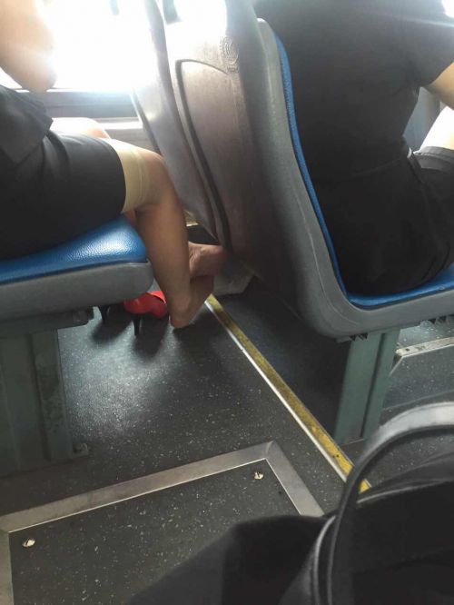 公交车上一女子脱鞋晾脚 90后小伙难忍耐拍照曝光