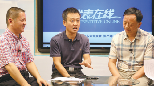 谢剑光(左一),张红军(中),管洪光(右一)在访谈现场.