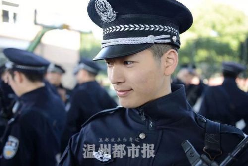文成峃口人,今年6月刚从浙江警察学院毕业,目前在杭州市公安局交通(水