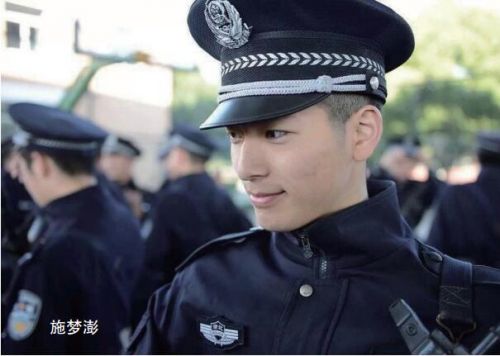发布的这条微博引起网友热议,一夜间这名高颜值,高鼻梁的警察小哥成了