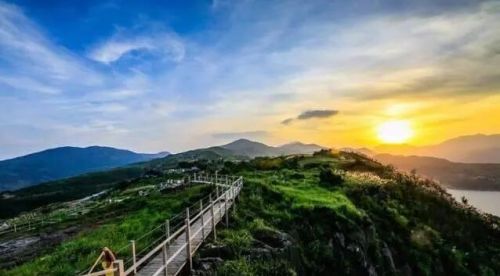 新景点——棕榈湾风景区_观赏网 棕榈湾,好似透露着悠闲而惬意的欧式乡村风情,像极了欧洲海边及阿尔卑斯山地区一些乡村的旅游景点。
宽500x333高
显示比例:100%