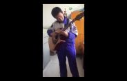 有趣 | 13岁弹吉他少年火了！高晓松看完视频说想砸琴……