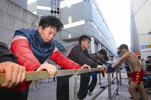却有一群男生穿着羽绒服在跑圈……昨天,温州体育