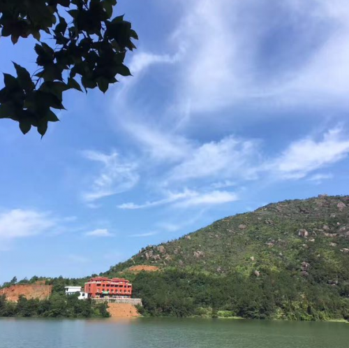 平阳县白水山庄有限公司坐落于风景秀丽,景色怡人的白水村山脚下