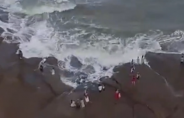 实拍游客不听劝阻 海边拍照被卷入大海……
