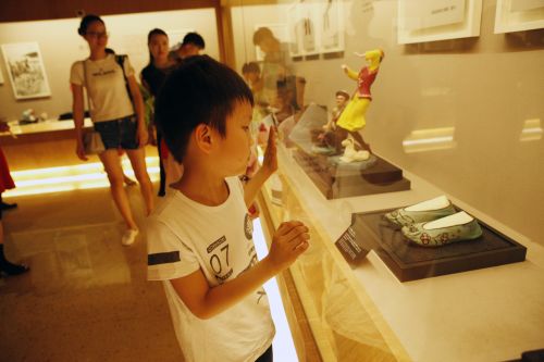 小朋友们津津有味地参观中国鞋文化博物馆