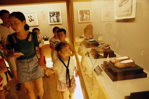 小朋友在家长的陪同下参观中国鞋文化博物馆