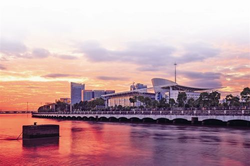 2017年滨江商务区建设提速，由工商银行大楼等十几幢大楼组成的商务楼宇群为其核心区。