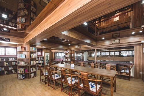 书屋整体风格依托于伯温楼的古风,木制结构,传统格窗,古色古香.