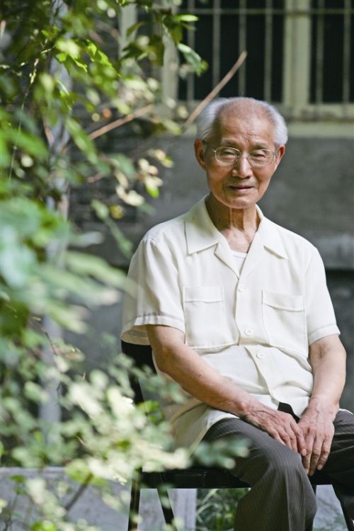 倪先生 倪士毅 陈莉莉摄于2006年6月19日 年少离乡求学,老大乡音不改