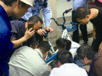 小孩手指意外被夹 警民联手成功解救