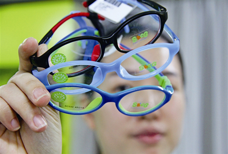 昨天，温医大附属眼视光医院儿童眼镜区设有SECG儿童眼镜品牌专柜。温都记者 郑之越 摄.jpg