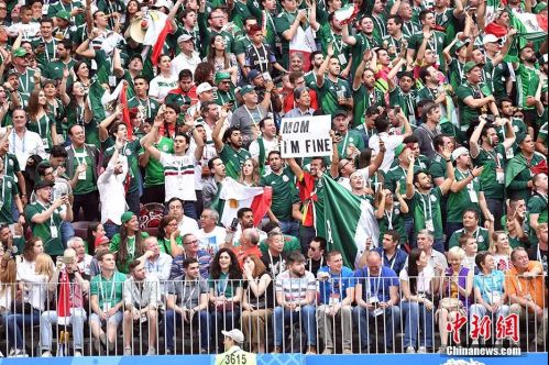 墨西哥球迷在看台上打出了颇有意思的标语，“妈妈，我很好！”。中新社记者 田博川 摄