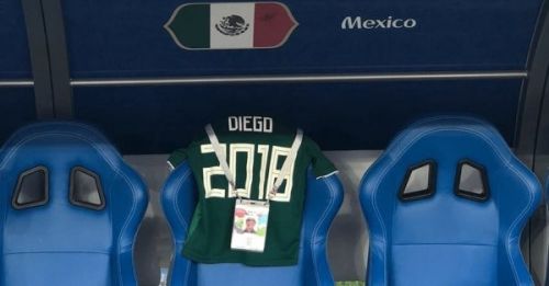 小迭戈的球衣和世界杯通行证被放在了墨西哥队的替补席上