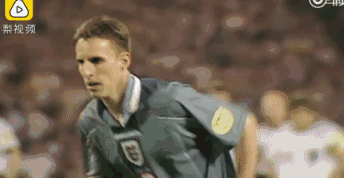 1996年欧洲杯，索斯盖特踢出的点球被德国门将封出，英格兰就此出局无缘决赛。