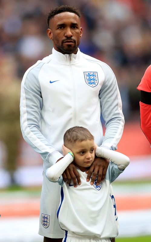今年年初的世界杯预选赛，迪福与小布拉德利携手步入球场，孩子觉得现场声音太吵，可爱地将双手放在耳朵上。癌症小球迷