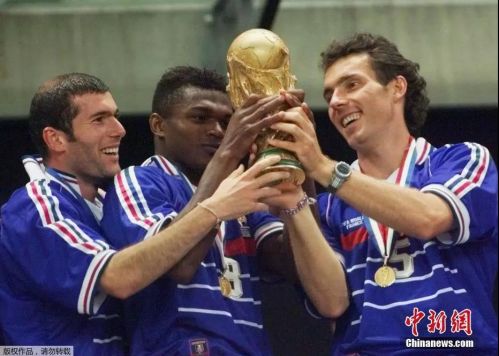 资料图：法国队在1998年本土举行的世界杯决赛中，凭借齐达内的高光发挥击败巴西，夺得大力神杯。 图片来源：中新网