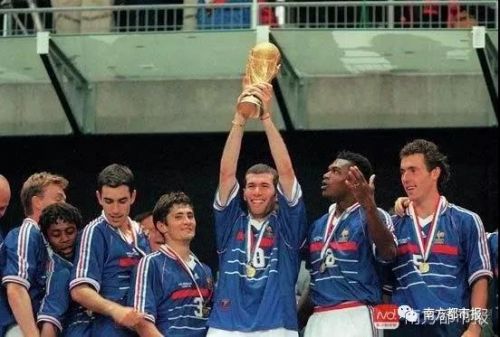 法国队1998年捧起大力神杯。资料图 图片来源：南方都市报
