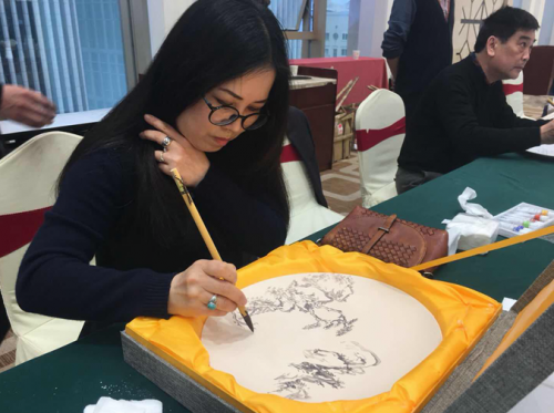 女画家刘志在现场作画