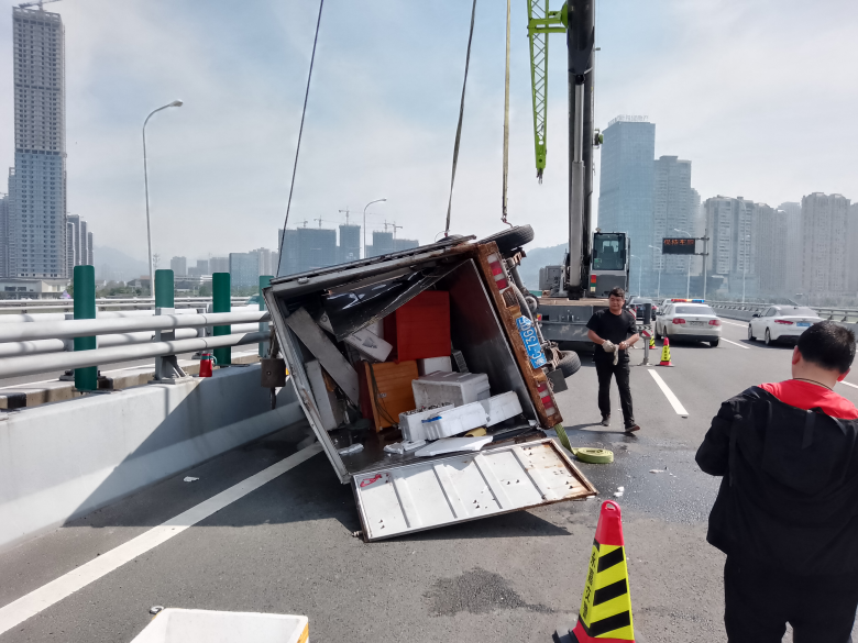 箱式救援车_车陷泥里救援电话多少_车没电了叫救援多少钱