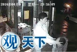 曝云南高院法官殴打保安 磕头求饶仍被拖行扇耳光