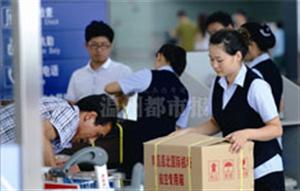 “三个纸箱一个泡沫箱,寄瓶酒花了360元。”乘客抱怨这不是抢吗?