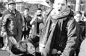 图片热传:老外扶大妈疑遭讹诈 视频曝光:老外撞人后破口大骂