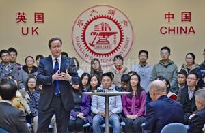 卡梅伦来一趟, 都带什么了?