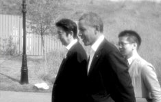 安倍“秀”照片:与奥巴马并肩赴会
