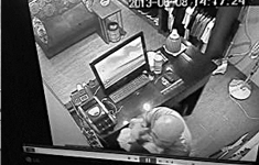 嚣张光头男 每次抢劫先强吻