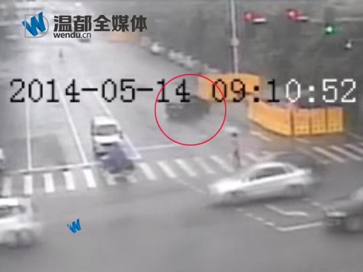 雨天路滑 奔驰车失控掉入施工坑中