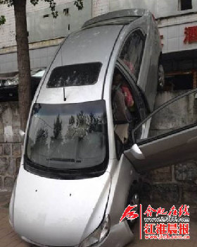 合肥一女司机把车开成近90度跌下平台 图
