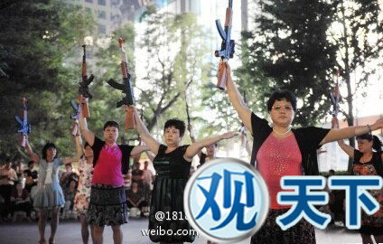 无所不能的大妈们 枪耍大刀将广场舞改编成舞台剧
