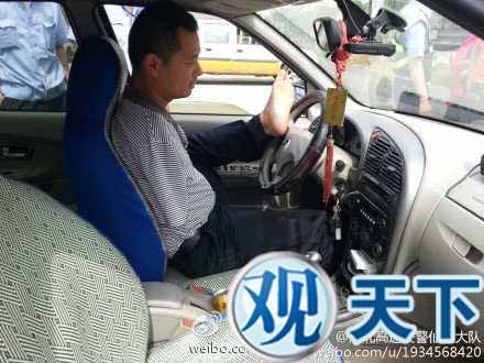 湖北仙桃无臂司机无证驾驶上高速 惊呆民警!