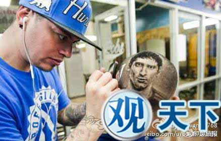 超牛理发师为顾客剪出“球星脸”