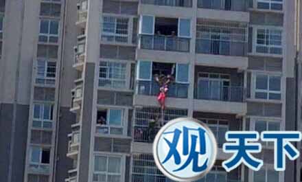 成都女子12楼坠下 被11楼邻居一把抓住